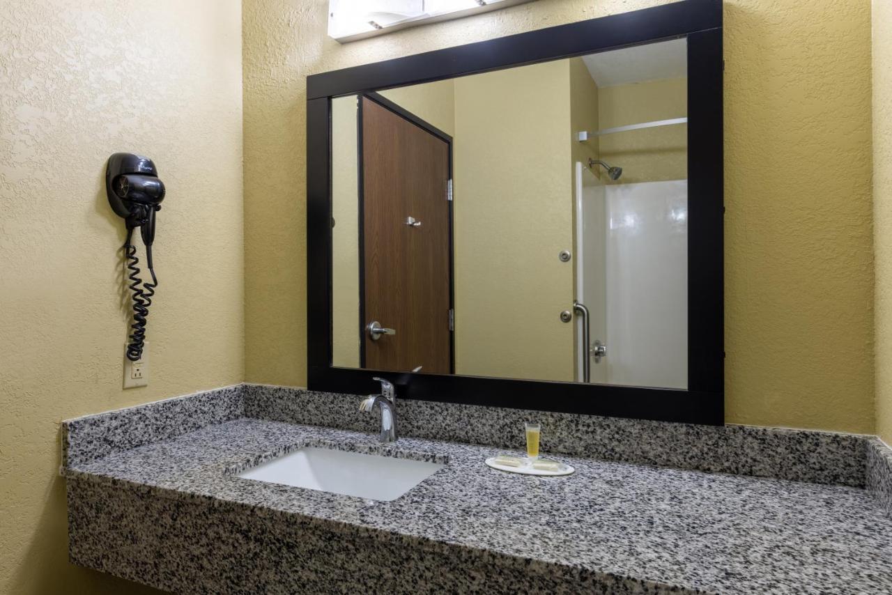 Super 8 By Wyndham Nixa/Springfield Area Hotel Ngoại thất bức ảnh
